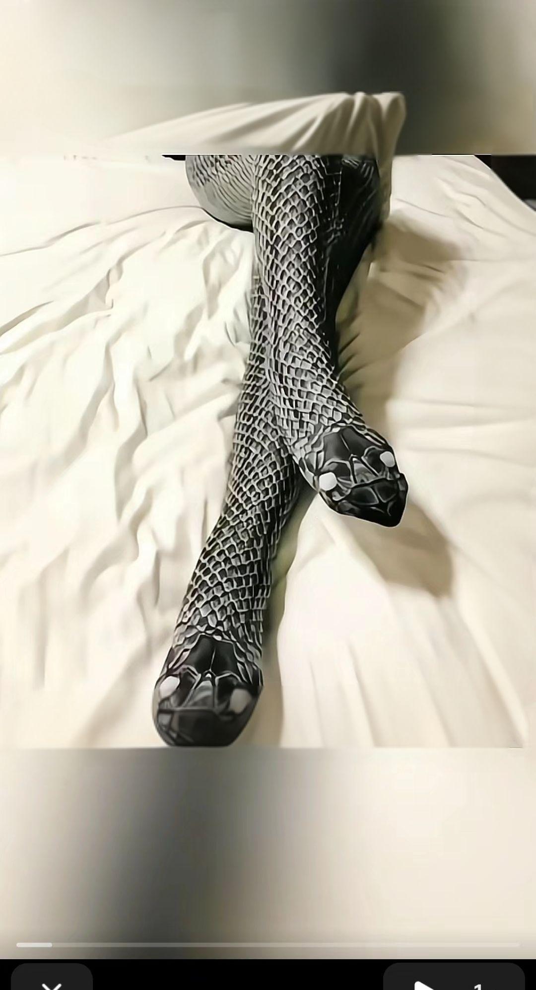 不笑打死我
重庆有位女子突发奇想，打算给老公一个惊喜。
她花168元买了条蛇皮情