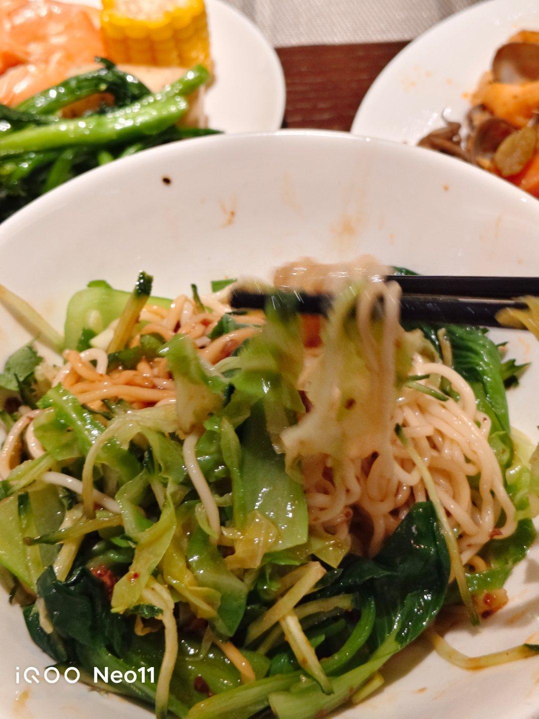 自制打卤面，上次在同样的地方自制了三明治今天是面条哦这也太好吃了，吃完一碗真的感