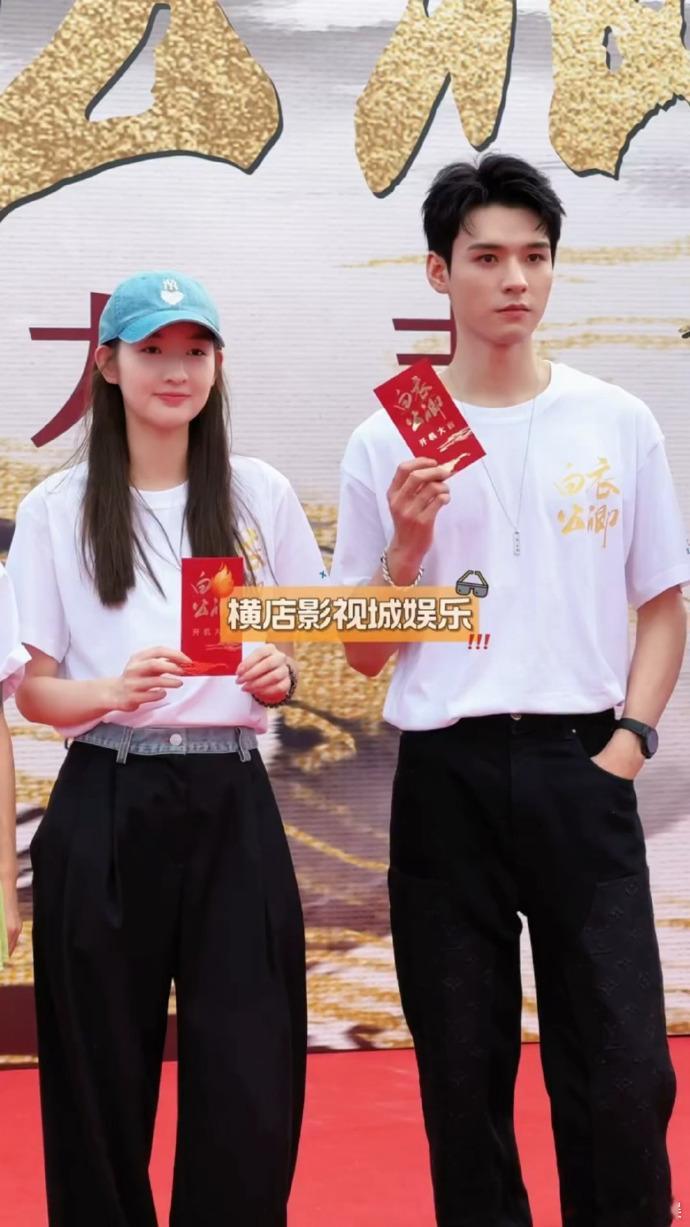 龚俊王玉雯的开机同框路透引发关注，“白衣公卿” 装扮凸显两人适配度，展现出角色的
