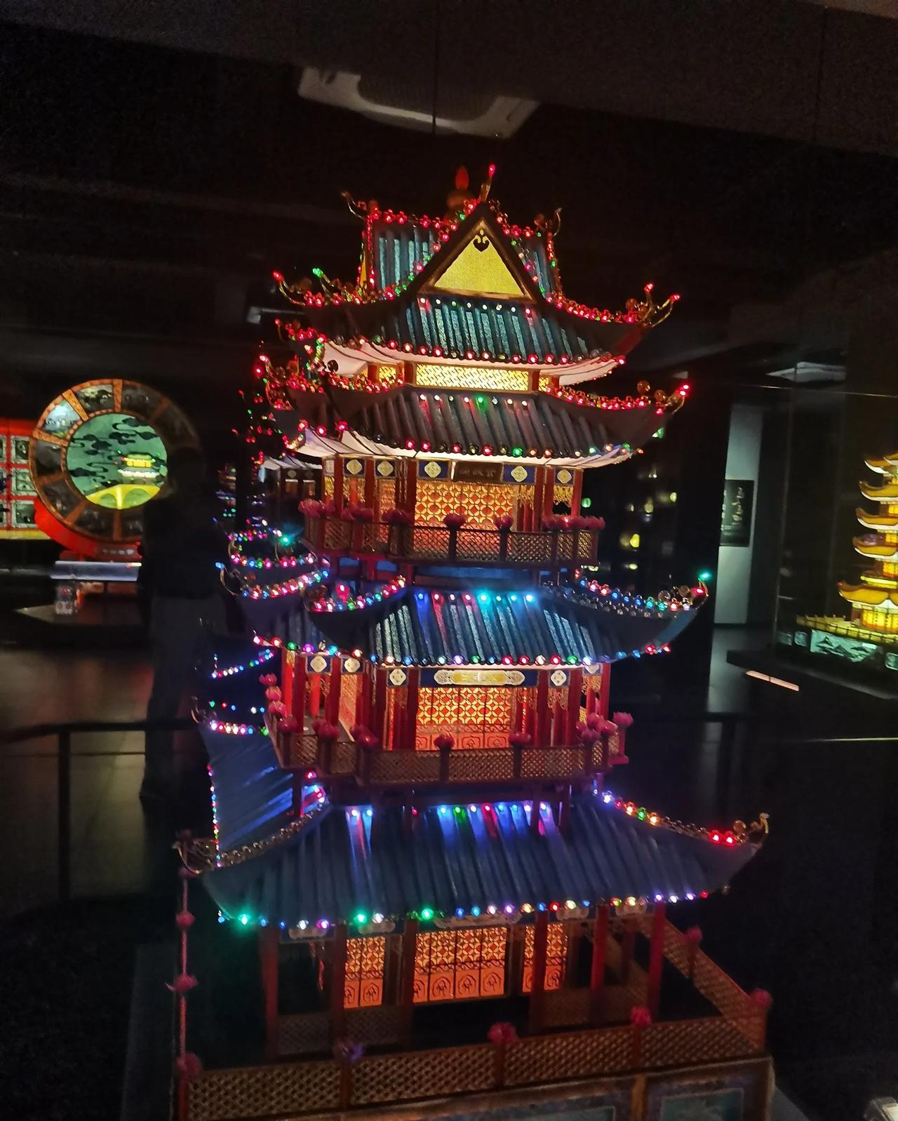 海宁的彩灯，非常有名，值得一看哦。