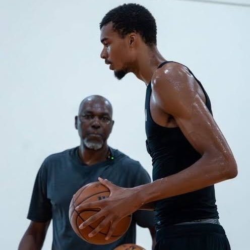 文班亚马接受ESPN采访谈及与奥拉朱旺的会面：“他一见到我就对我说：‘你不需要等