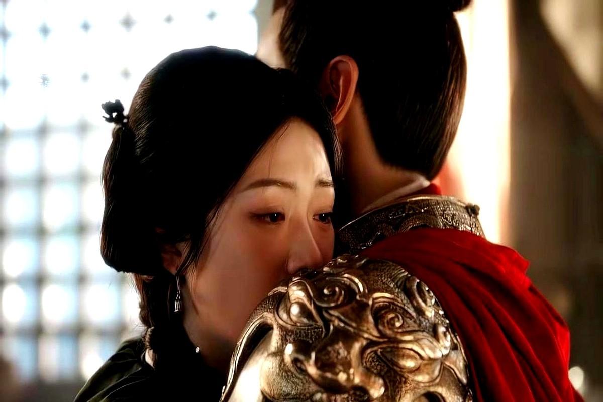 古平原攥着常玉儿给的玉佩一路颠簸回到家，老母亲看着死里逃生的儿子哭成了泪人。屁股