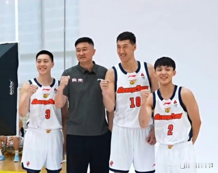 倒计时一天！新赛季广东宏远男篮第一场CBA比赛要来啦！明天晚上7点30分，广东将