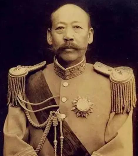 1923年10月5日，北京，国会选总统。那天天没亮，全城军警宪兵就出动了，沿街站