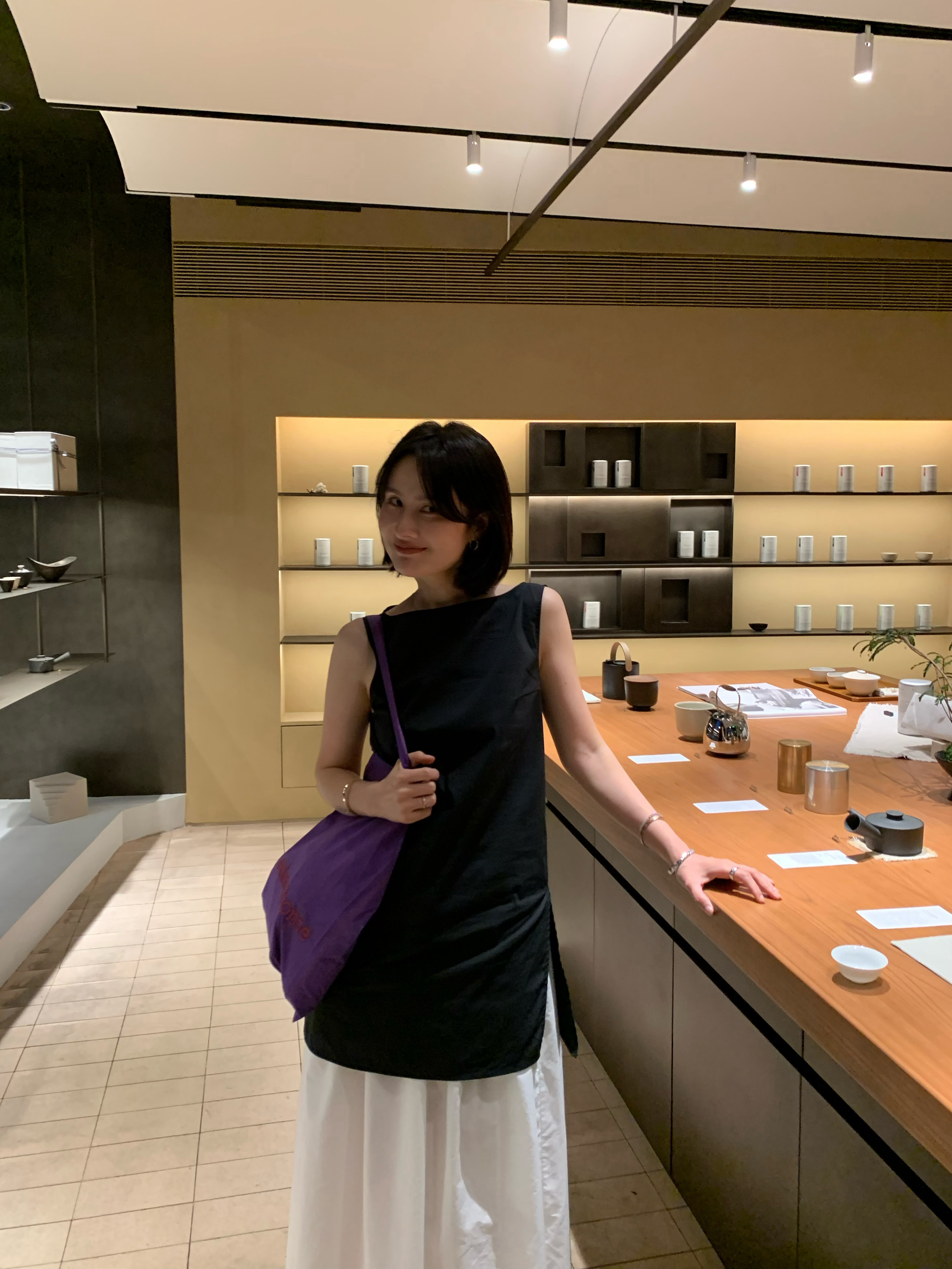 剧透一下这件我超爱的私服时髦气质的一字领切割设计 完全我的菜！！面料偏薄的一点不