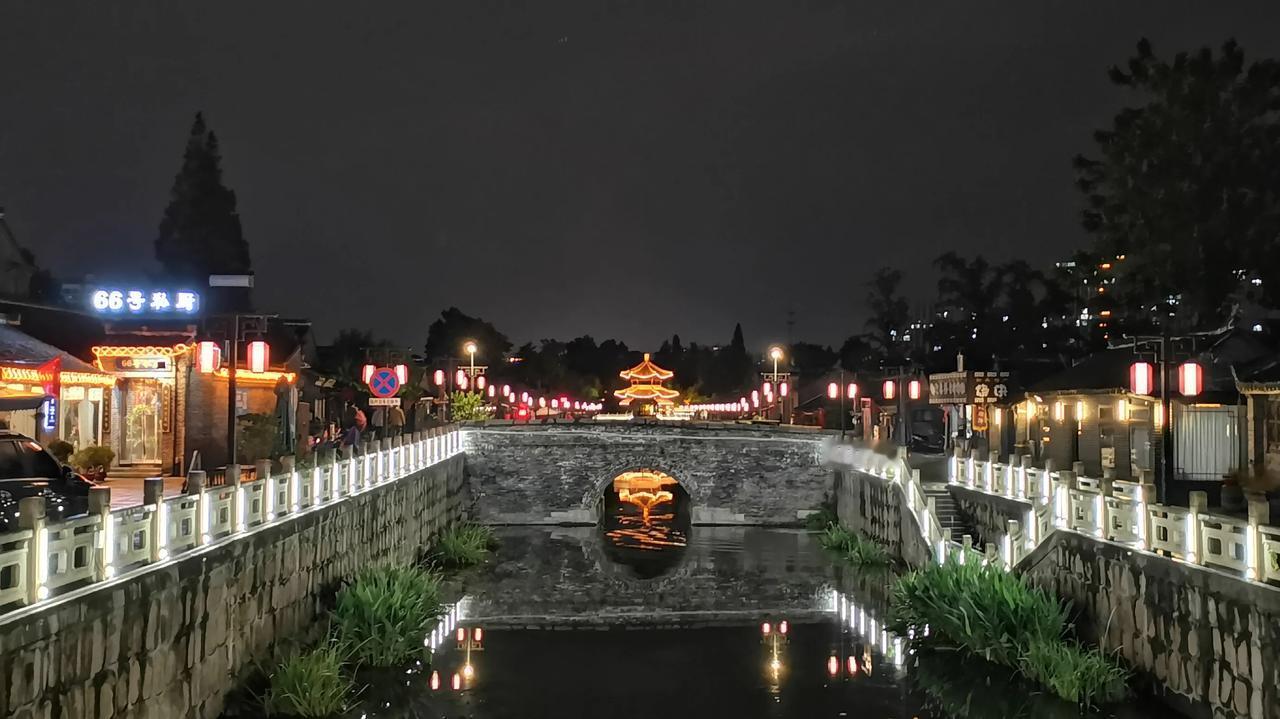 “愿天常生好人，愿人常行好事”，这是在江苏如皋跨内城河的迎春桥的桥栏上看到的，左