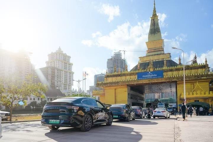 第一批过年不回家的人去哪了  100元拿捏出国自驾游 开着智界R7，一路畅行无阻