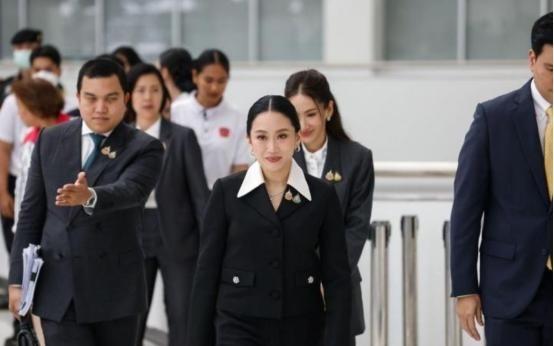 他信还是没保住女儿，佩通坦被解除总理职务，想翻盘只有两条路可走。8月29日泰国宪