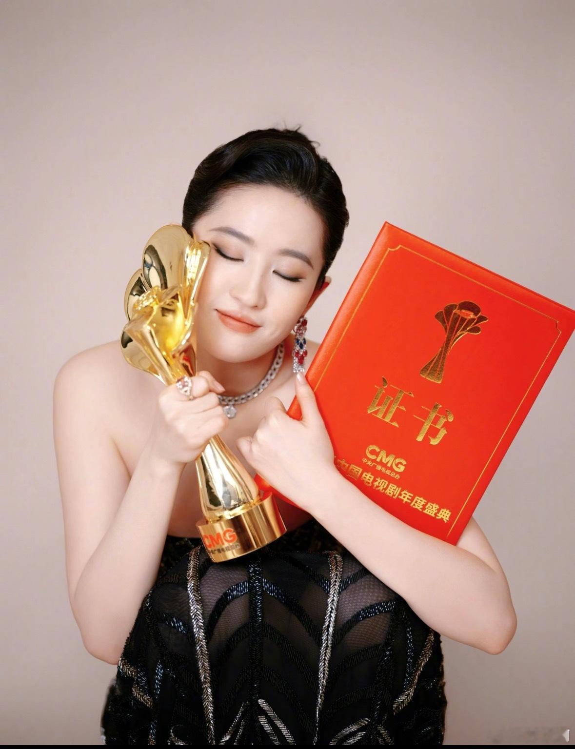 曝85花三字视后退圈匿名爆料一出，全网开启大范围猜谜，先梳理符合85后、三个字姓