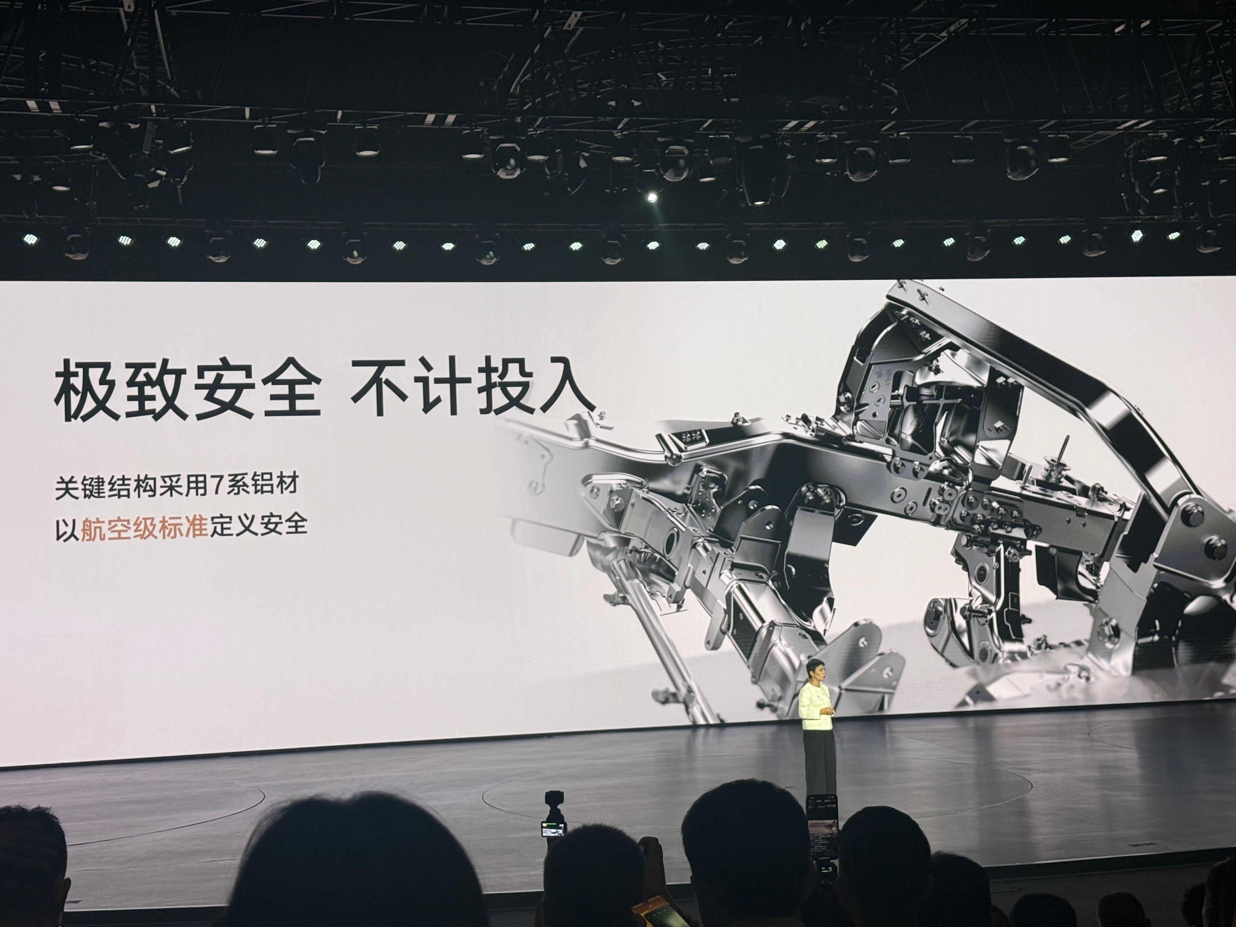 仰望U8L车头、车尾、方向盘三个24K黄金车标，不会又有人要扣车标吧[doge]