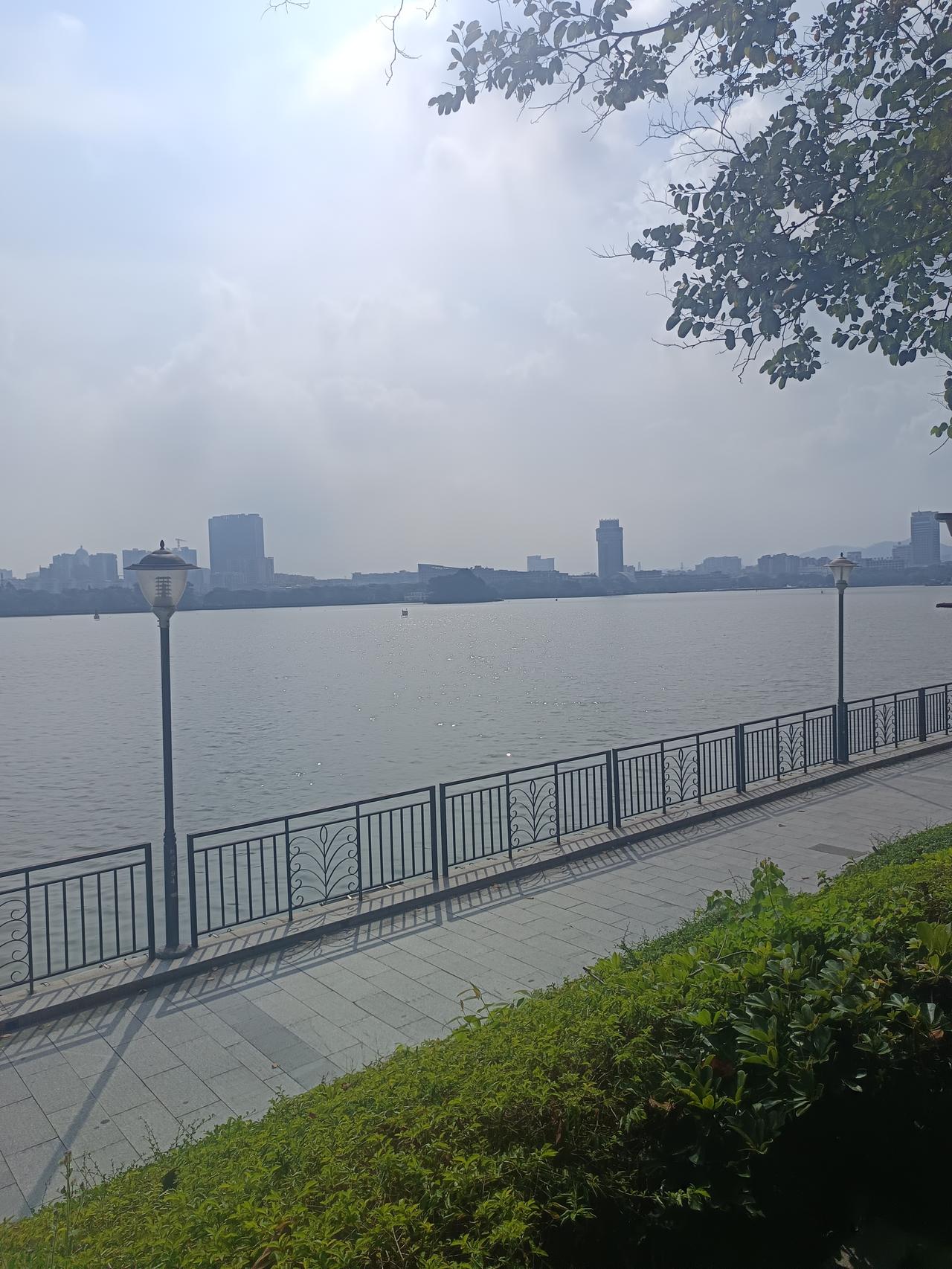 家人们谁懂啊？这里就是七星岩风景区了，这里环境优美，空气清新，你看我拍那两张照片