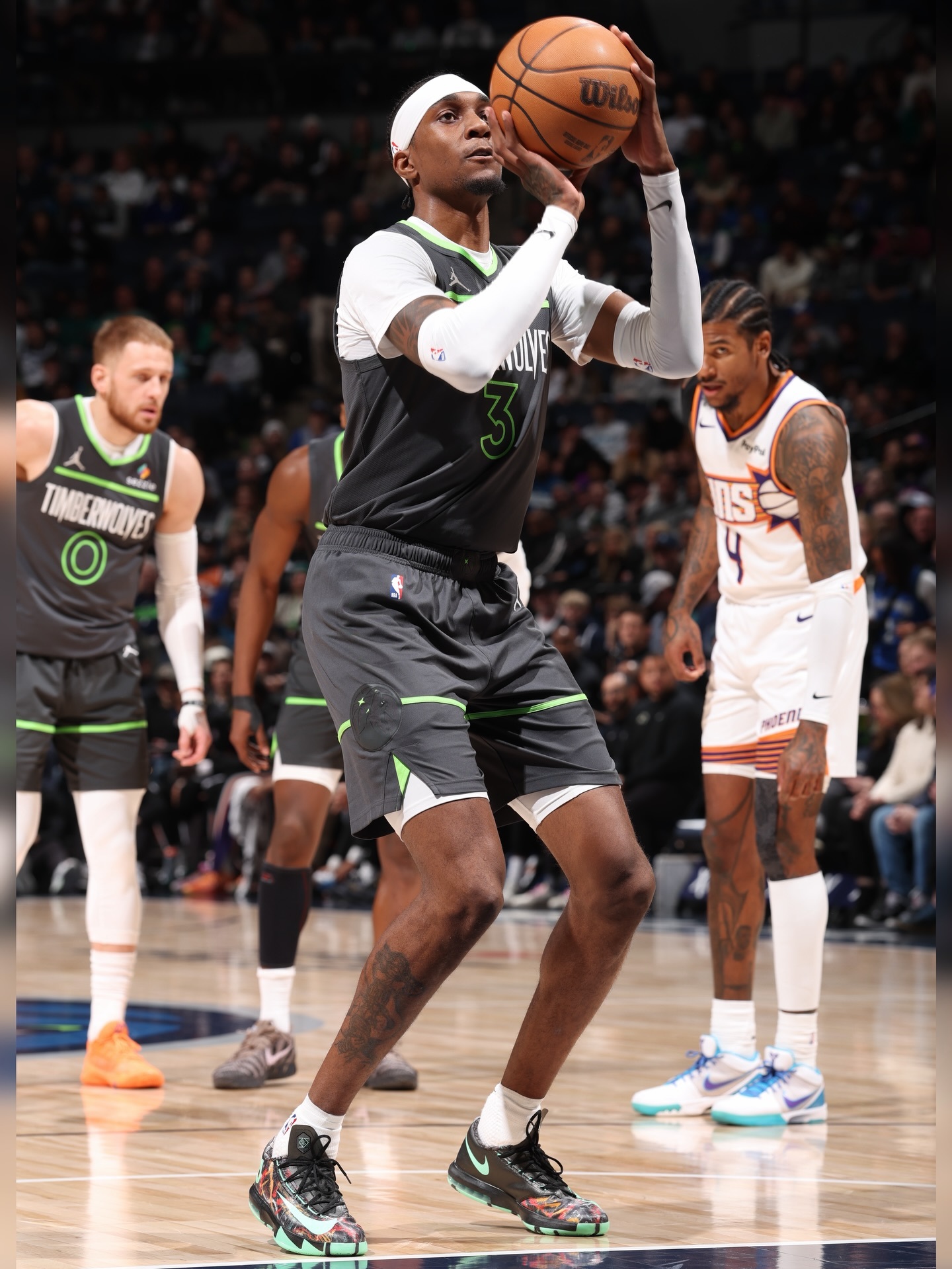 麦克丹尼尔斯今日16分7篮板4助攻3抢断1盖帽，上脚的KD6 全明星 