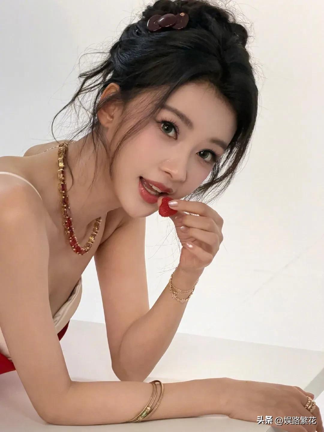 果然女人只有先取悦自己，才能美得发光。这句话放在32岁孙怡身上，再贴切不过！和董