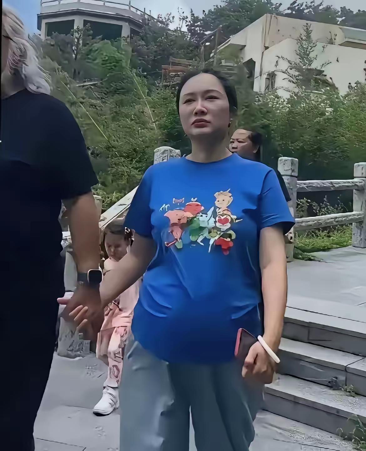 我天，刚刚刷到这个把我惊了一跳。难道张纪中导演的老婆又要生五胎了。哎呦，真的佩服