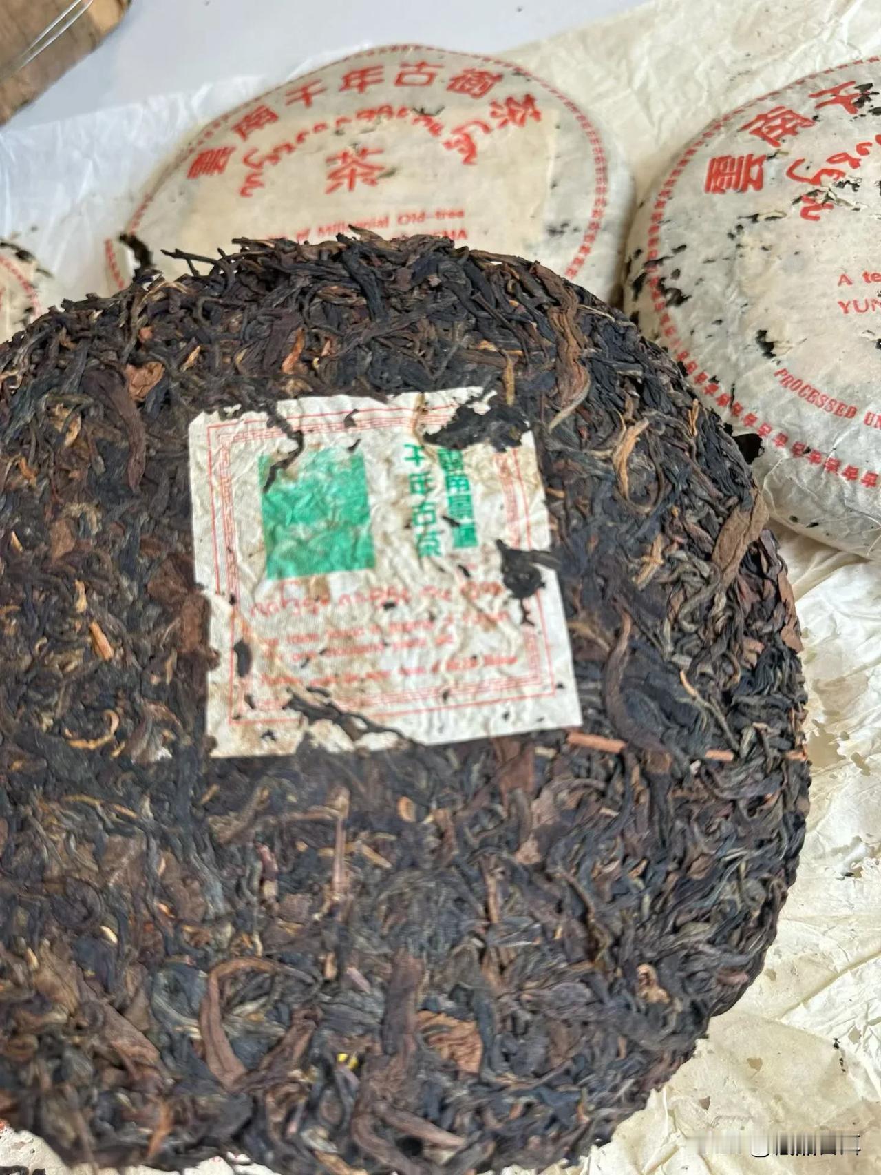 2003年何仕华景迈古树茶，经典景迈特点。兰花香中后段特别甜，茶汤柔和。
03何