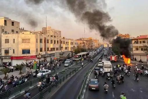 开战一个月了，中东局势彻底。美国人千算万算，没算到自己藏得最深的那张底牌，被伊朗