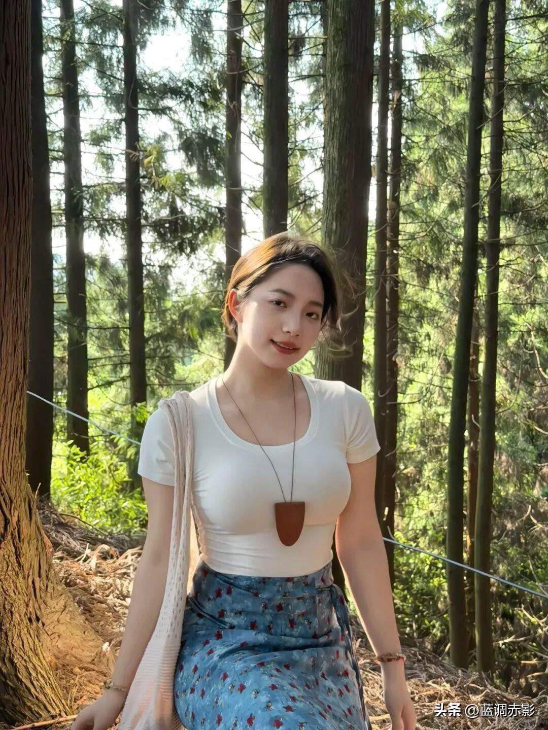 森林中的清新女孩，自然与时尚的完美结合🌳👗