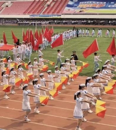 首先说来，学生们没有了“能否够进入重点班”的竞争，能够更轻松地享受学习，从而不会