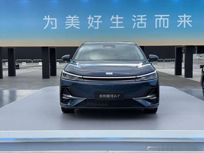 全场景自动泊车超省心，窄位停车不发愁，玄玉黑车漆显沉稳，商务家用都合适，好开又实