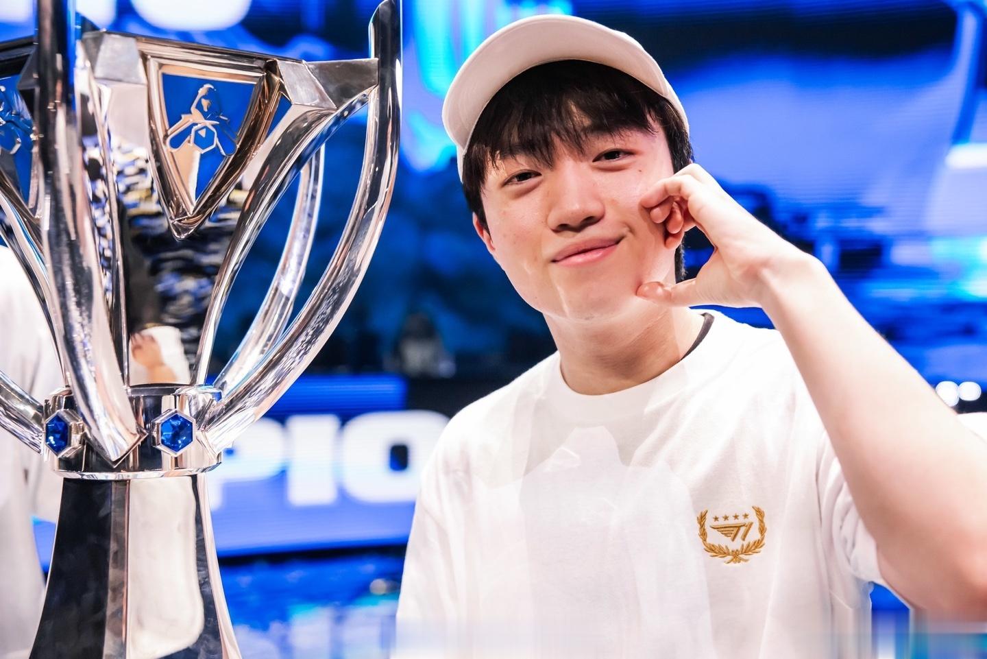 #Keria发博庆祝夺冠#Keria发博庆祝夺冠并配文：谢谢#t1战胜wbg##