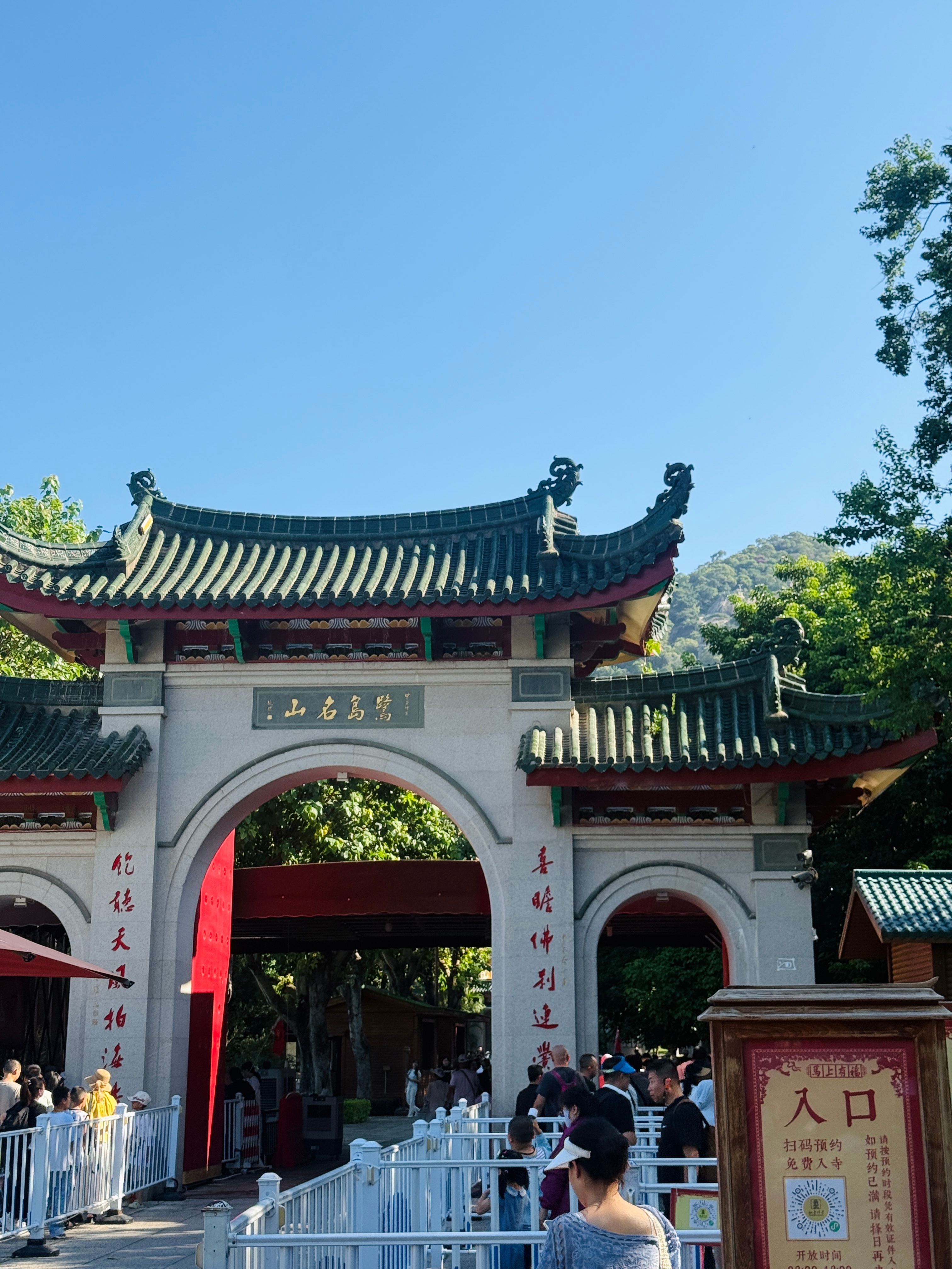 十几年没来过南普陀了吧，一大早八点多，怎么全是旅游团 厦门·南普陀寺