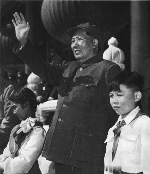 1953年10月1日毛主席向参加国庆四周年大会的群众游行队伍举手答礼