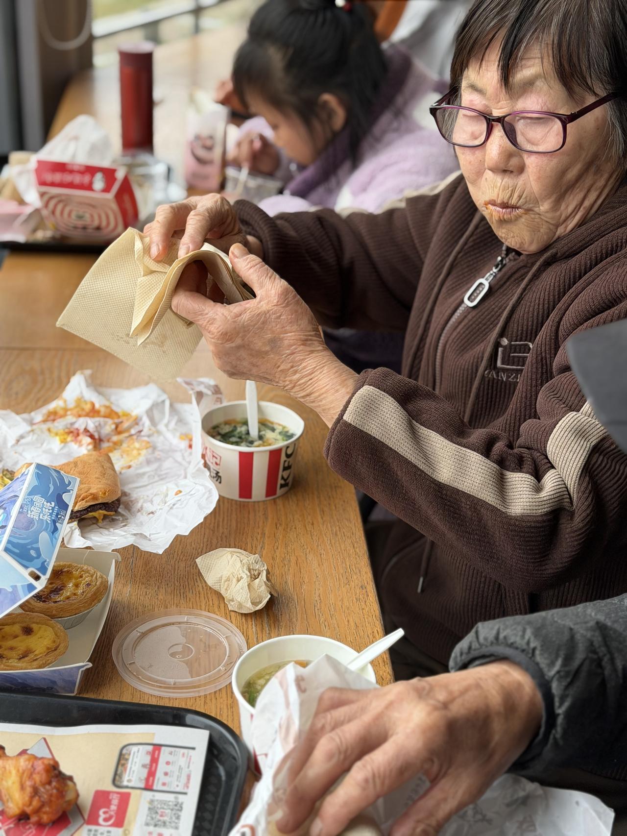 哈哈，我发现老人也爱吃“垃圾食品”。

上午在院子里干了半天活儿，忙完就到晌午了
