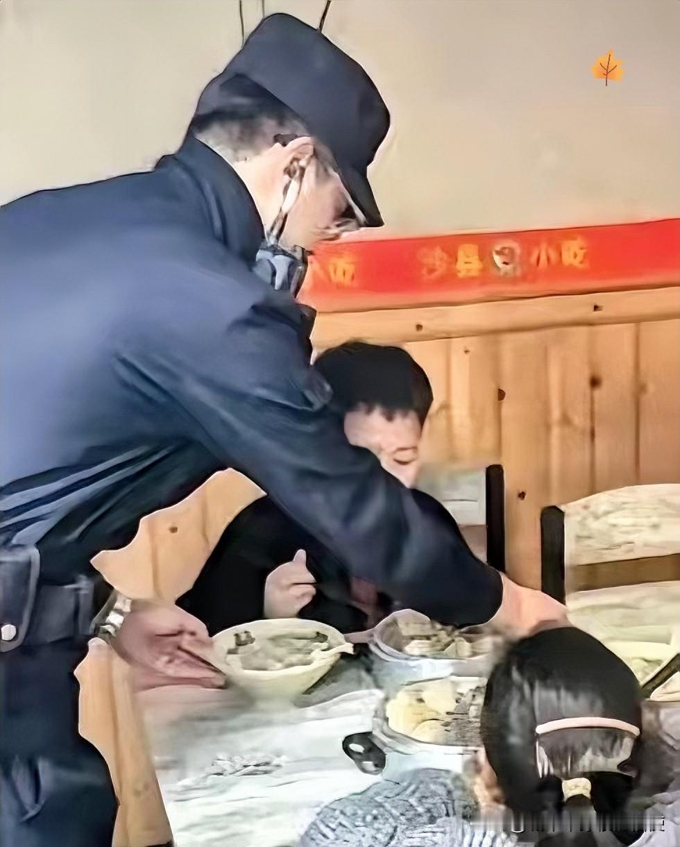 泪目！浙江杭州9岁男孩带7岁妹妹饿到报警，单亲网约车爸爸赶长途单忘了留钱，两个孩