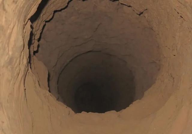 2011年，有人在秦始皇祖陵发现一个盗洞，专家下去一看傻眼了，盗墓贼的手法堪比考