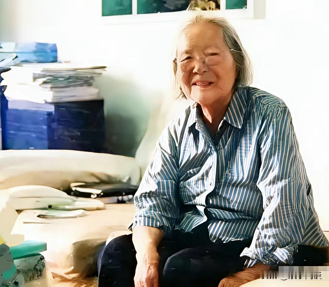 看这张2003年的照片，是退休之后的傅作义女儿傅冬菊。
看上去就是一位和蔼普通的