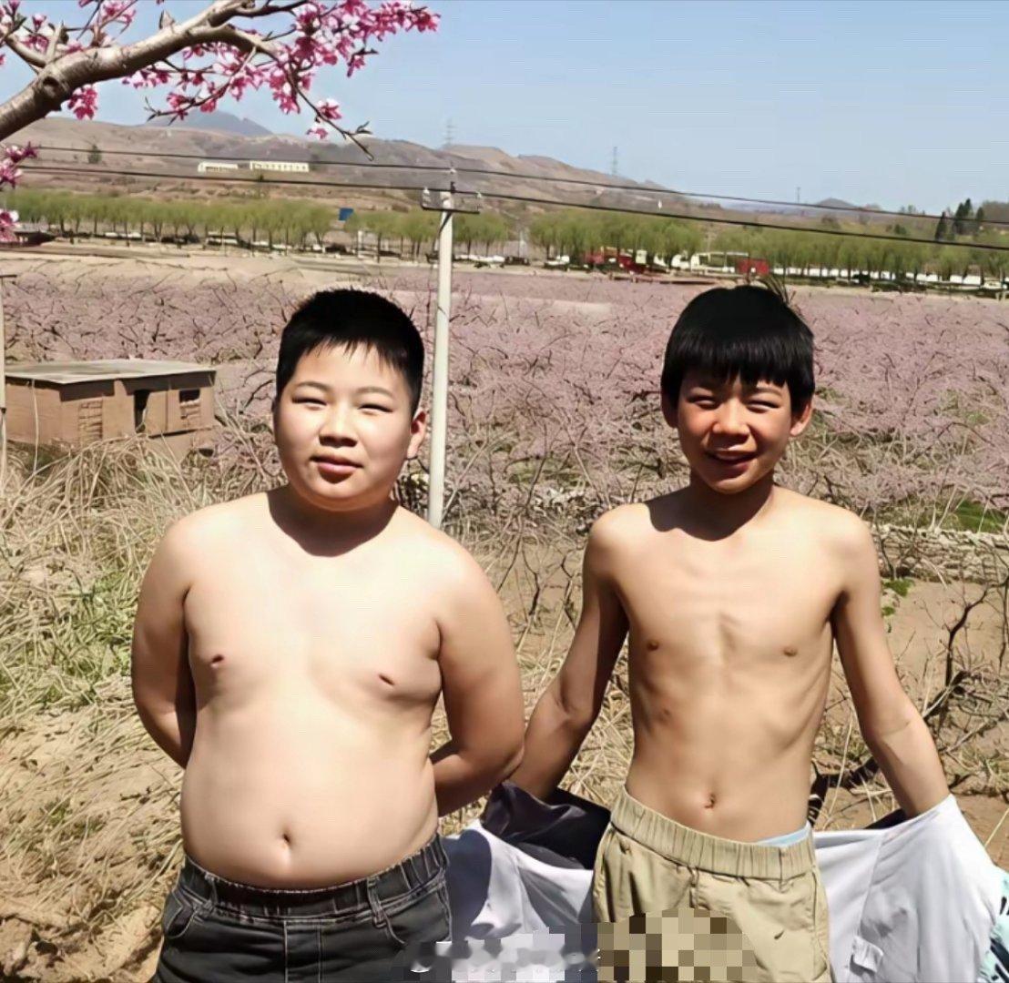 小时候兄弟俩很穷，长大后都买得起上百万的奔驰豪车了。 