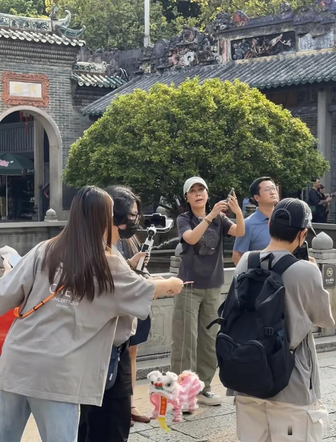 那英现身佛山祖庙游玩，真看不出她居然快六十岁了，真的好抗老。
戴着棒球帽，扎着高