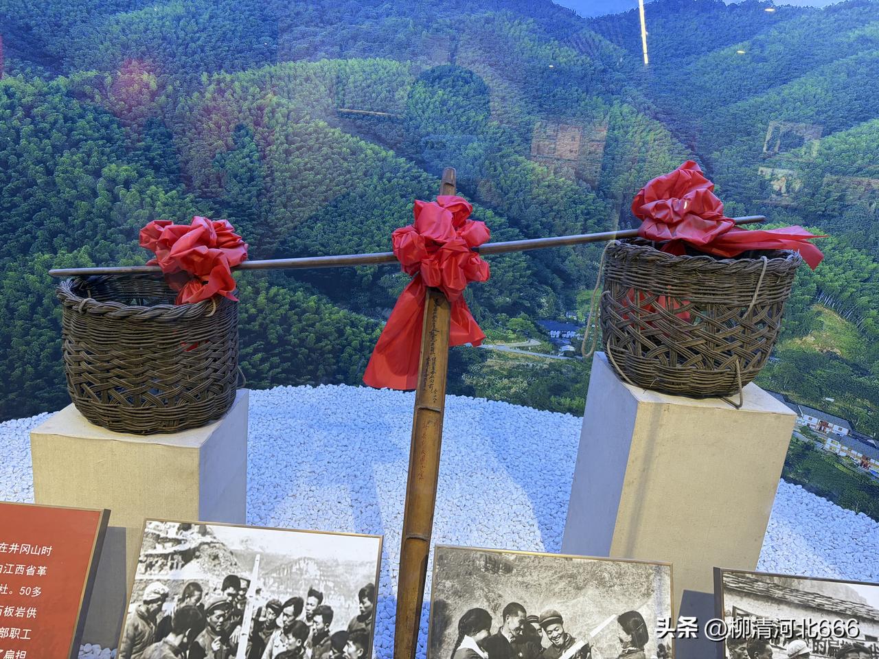 一根扁担虽小，却能挑起责任与民心；平凡岗位虽普通，只要心中装着群众、脚下踏实肯干