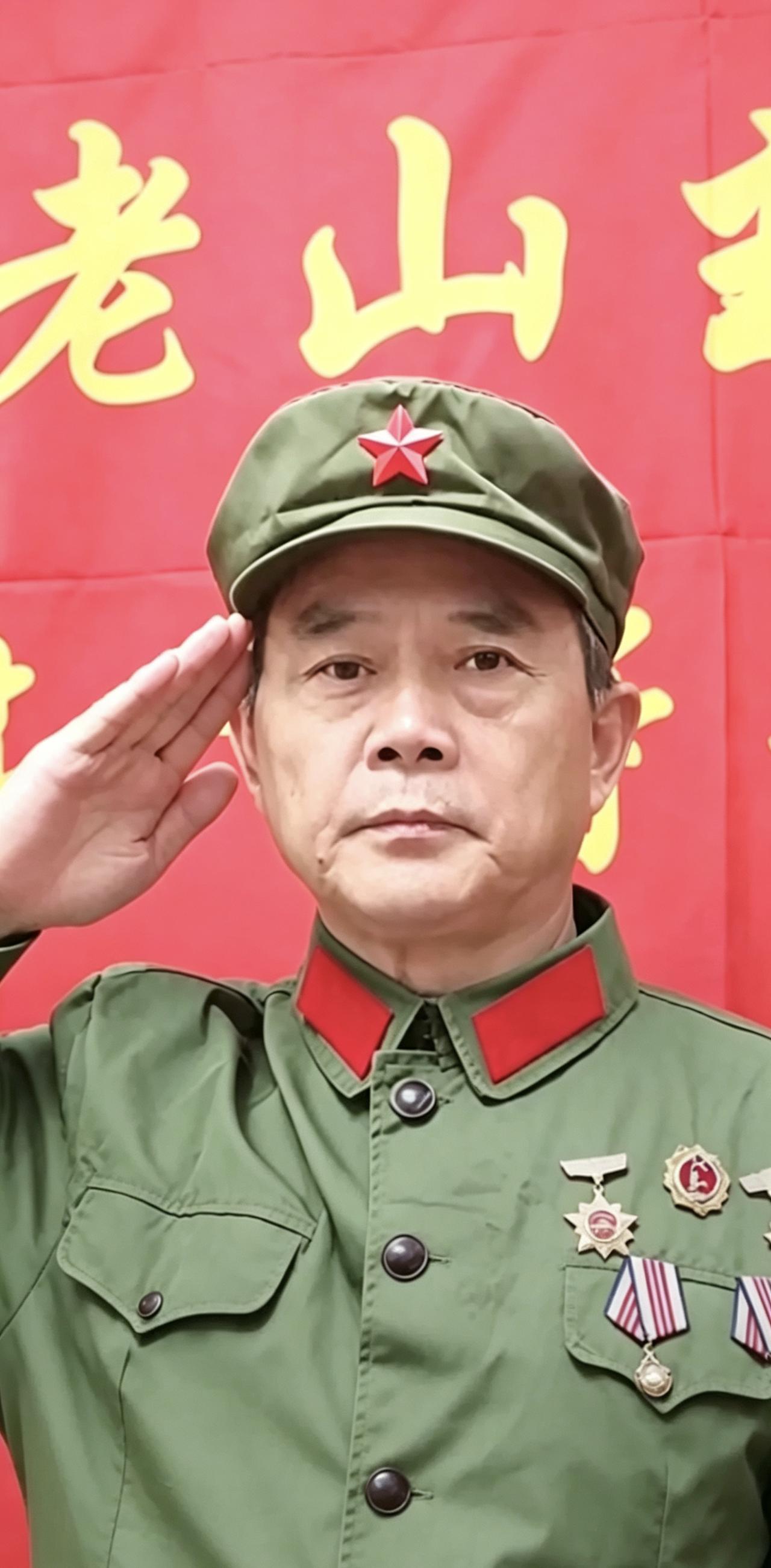这位老山轮战老兵名叫黄维金，年轻时英俊潇洒，入伍凭本领担任首长警卫员，1979年