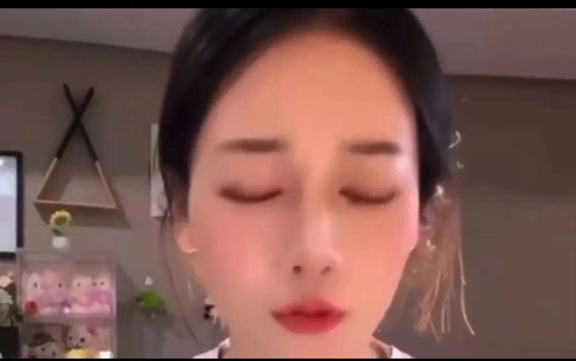 世界体操冠军吴柳芳，的确是个好女孩。运动生涯拿了15枚金牌，16枚银牌。结果在比
