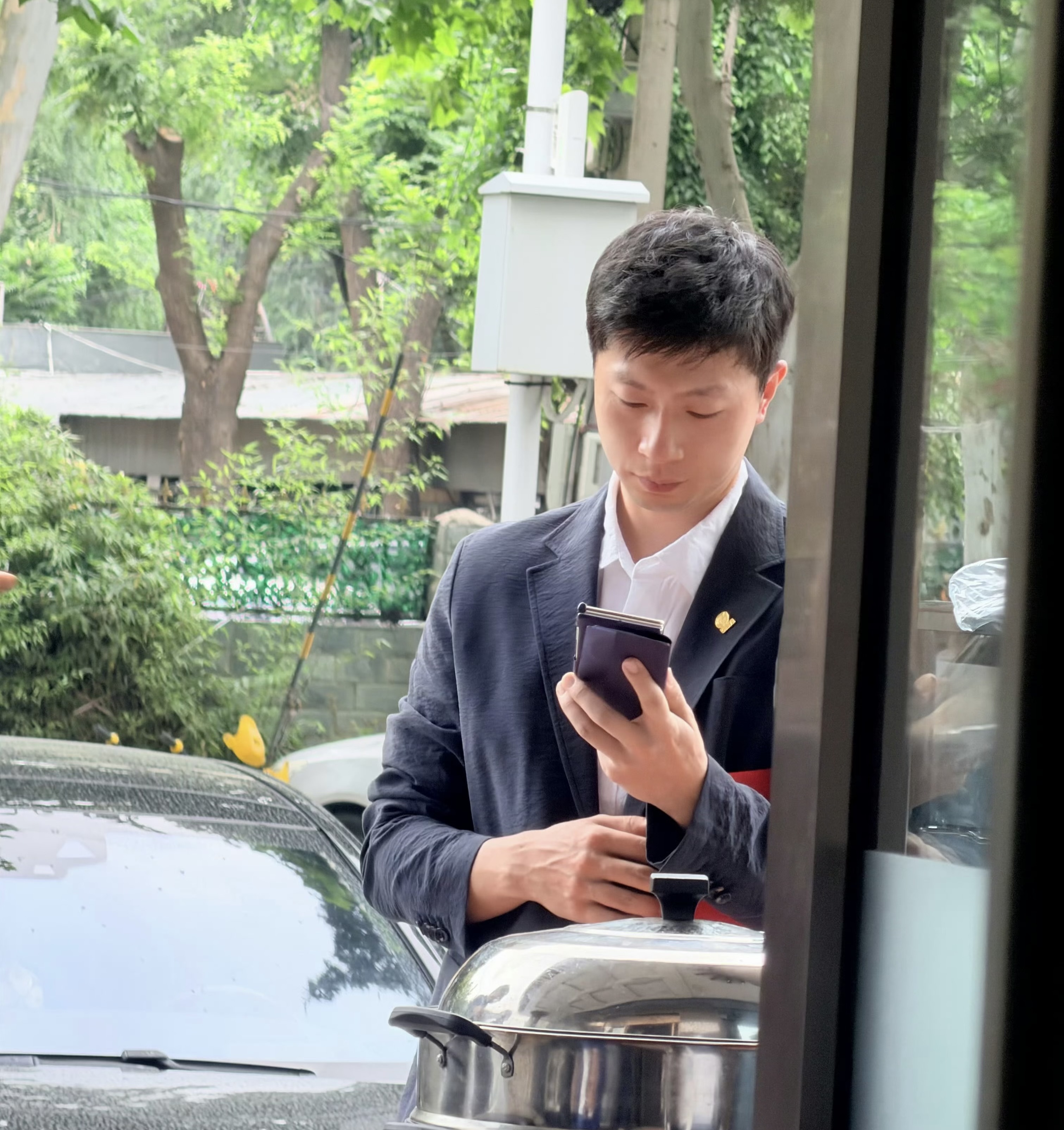 9930我老婆在体制内工作，又漂亮又能干，下班还会在食堂打包吃的带回家给我吃，我