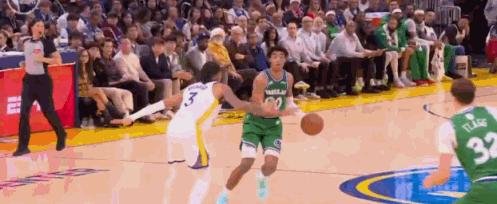 隔扣波斯特那一下，篮板都在晃。
勇士替补席集体后仰——不是庆祝，是生理性躲闪。