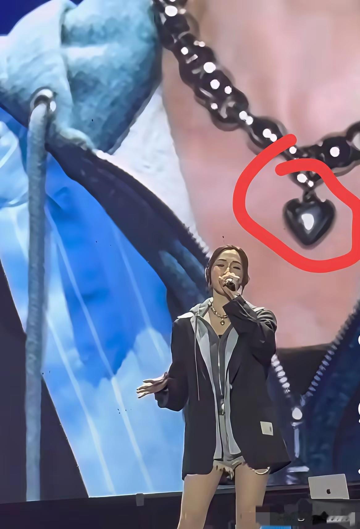 继小S戴着装有大S骨灰的黑色心形项链后，近日范玮琪也戴着同款项链上台唱歌。
这款