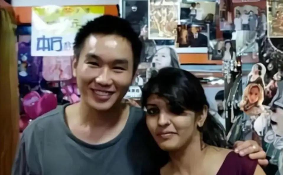 2012 年，19 岁的印度女孩莫迪娜，听说中国男人不打老婆、女人能挣钱，连夜收