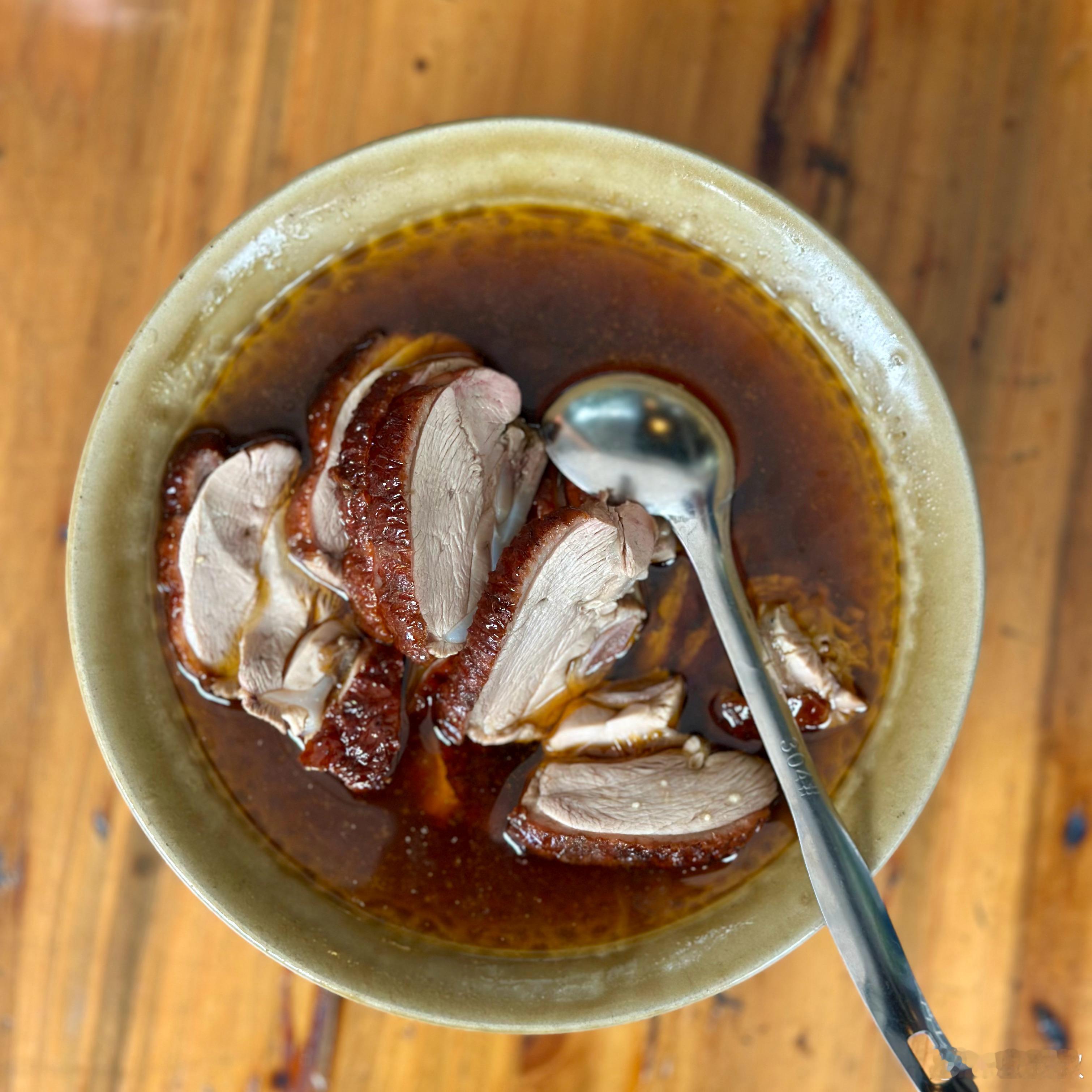 在叶鸭子发现了两道不错的菜：姜汁肚片和小炒黄牛肉。都不太油，瘦肉还多，非常适合练
