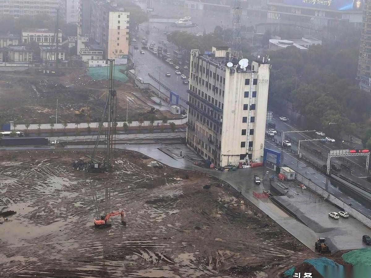 南昌红谷滩，八一桥底下那块地，终于有大动静了。
以前路过，那儿不是破旧楼房就是荒