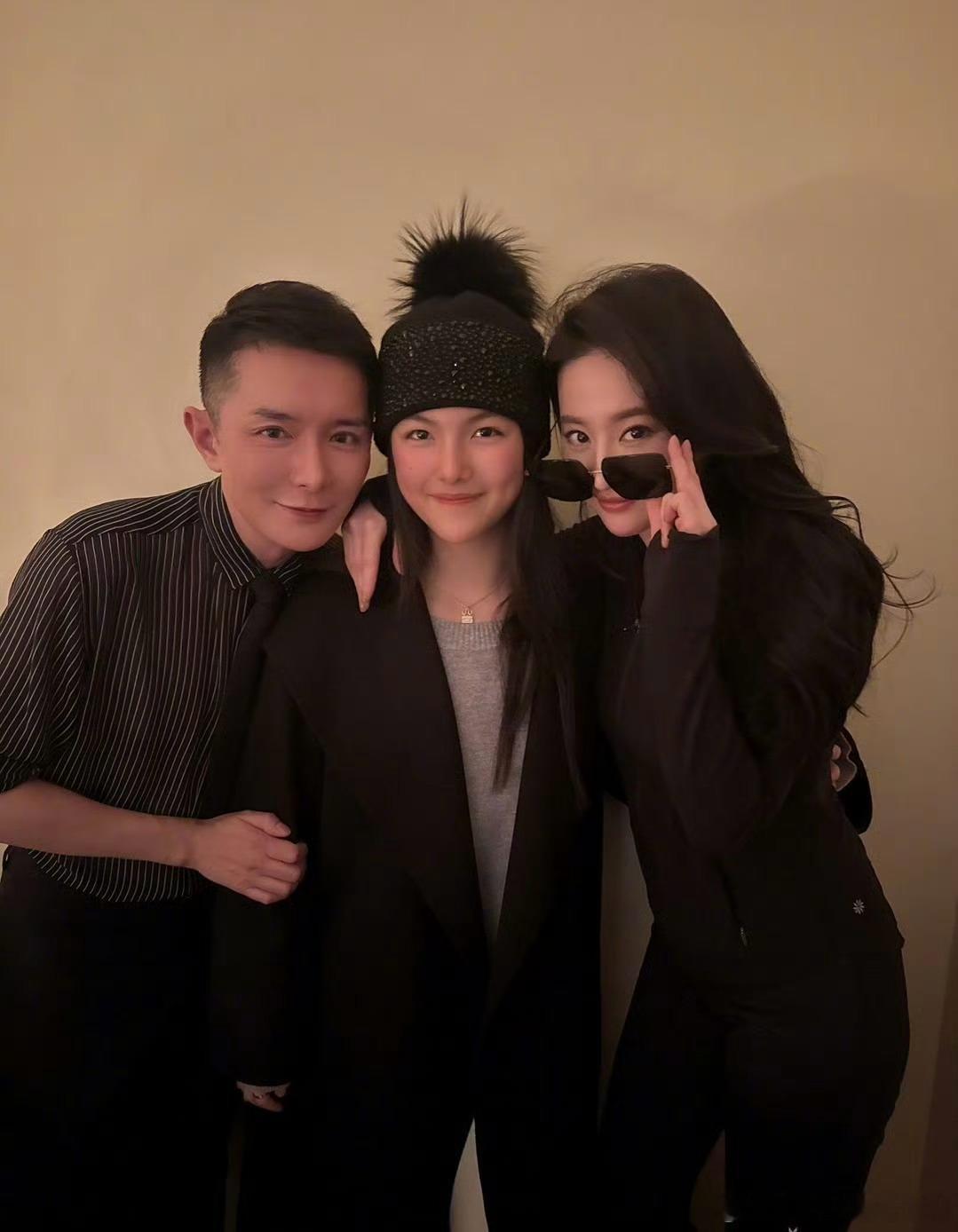 刘亦菲李现王诗龄刘冲合照 李湘晒出一张女儿王诗龄与刘亦菲李现刘冲的合照 刘亦菲和