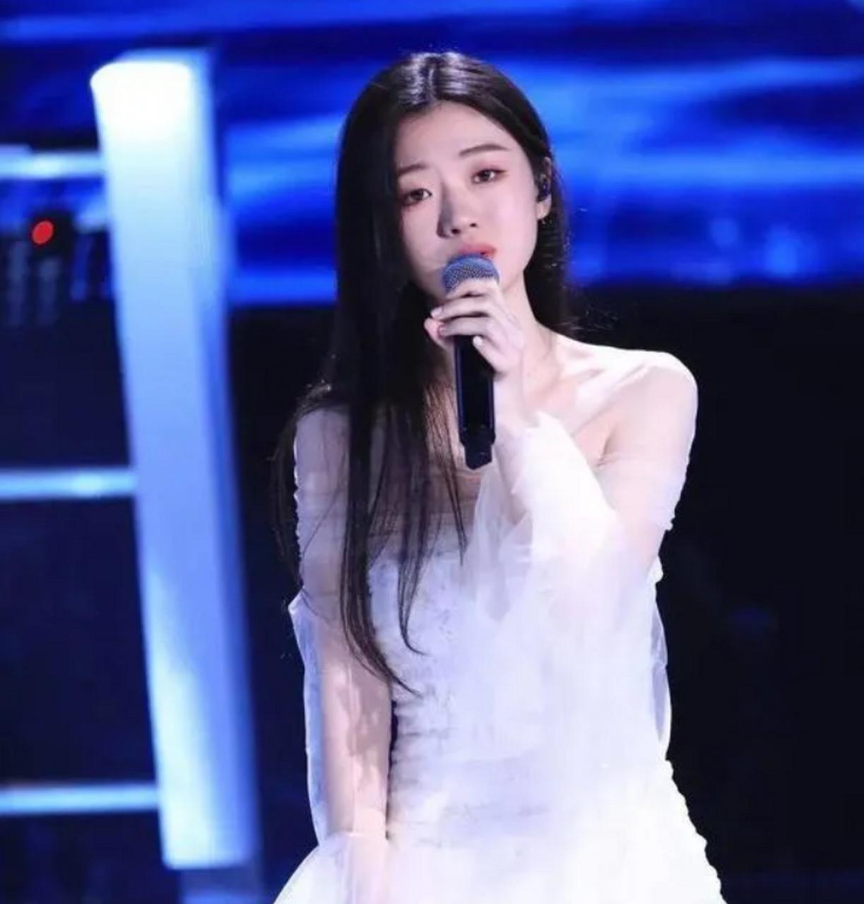 单依纯出道六年对比
清纯抒情甜妹→火辣另类魔女。