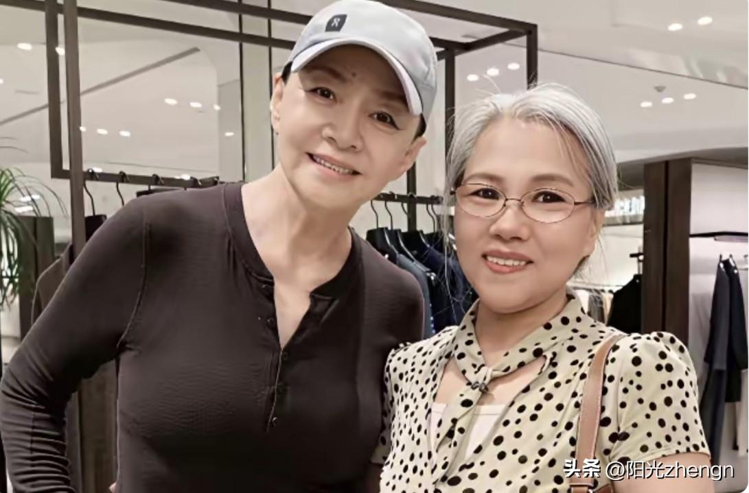 看这张合照里戴帽子的宋丹丹，状态是真不错，看着一点都不像65岁的人。身材保持的很