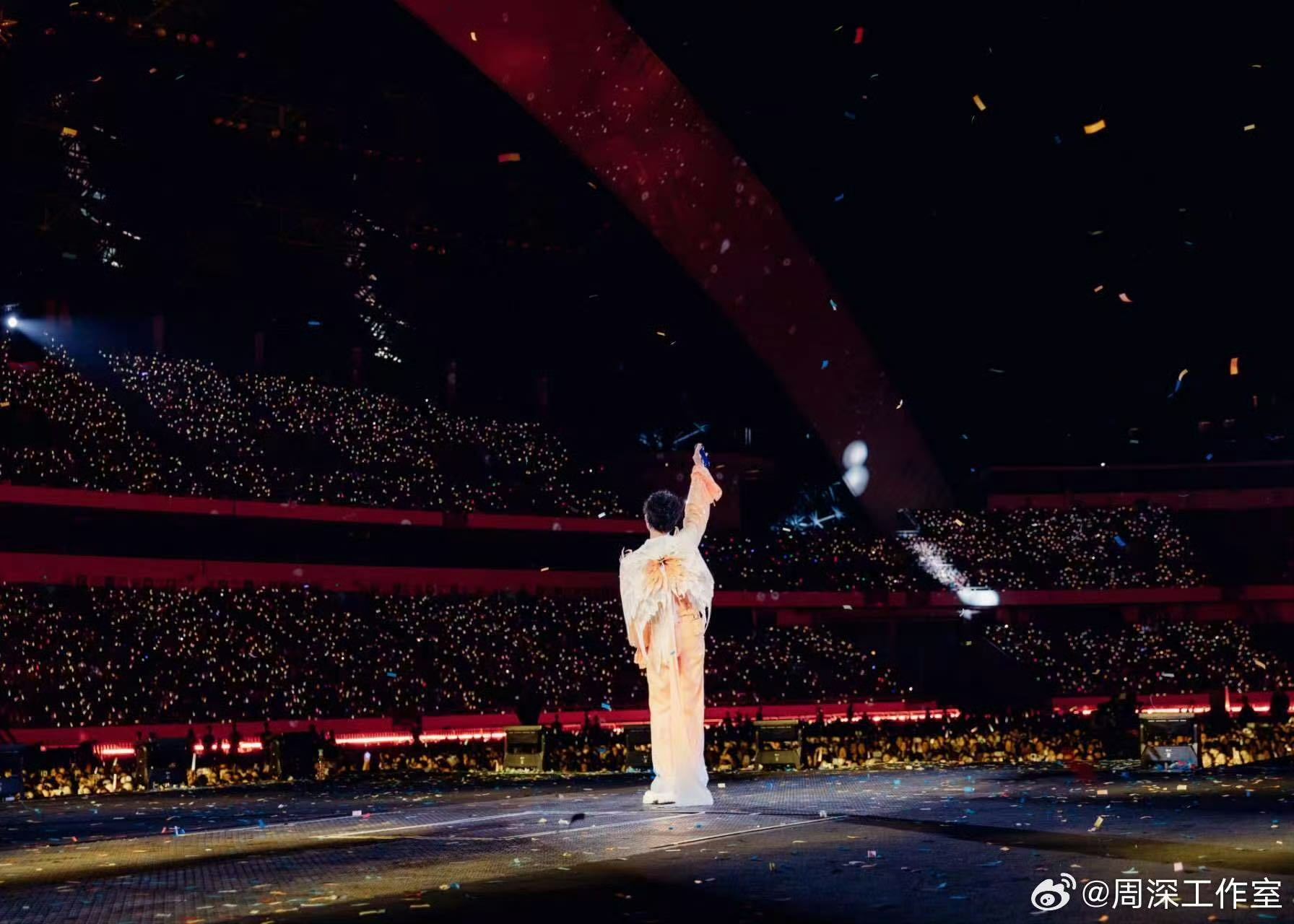 周深少管我MV生日上线 周深《少管我》MV明天生日当天上线。“做生活困兽，不如去