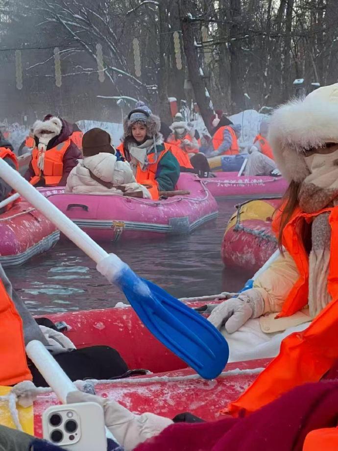 长白山偶遇章若楠玩漂流 网友长白山偶遇章若楠玩漂流，好萌的小女孩！ 