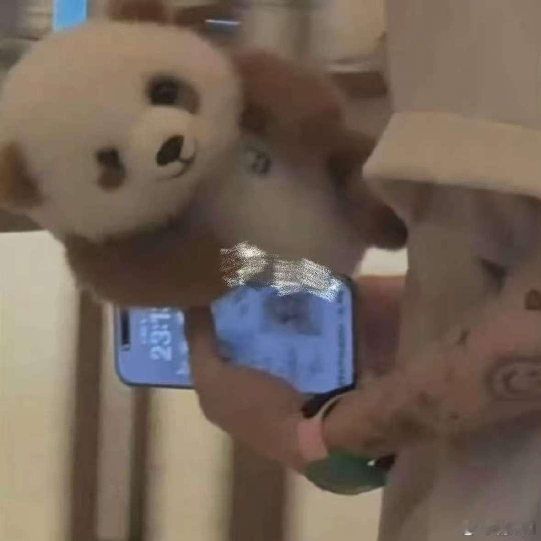 鹿晗新手机壁纸鹿晗的新手机壁纸是粉丝做的撕拉片， 鹿哥对粉丝的重视一目了然，感觉