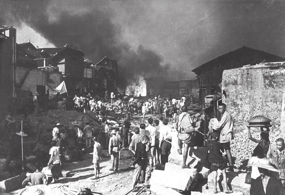 1938年，日军轰炸前，重庆市中心的督邮街最为繁华忙碌。可以看到街道平坦干净，黄