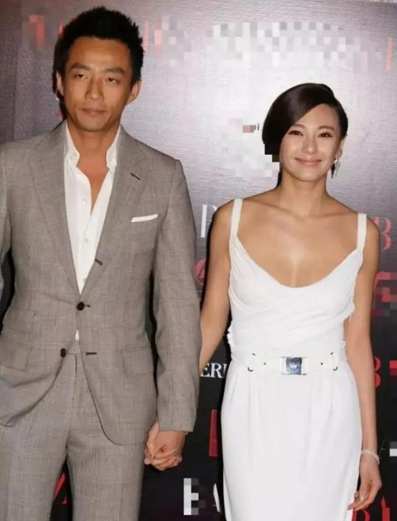 2009年，张雨绮在汪小菲生日宴会上，将蛋糕甩在他的头上。汪小菲怒骂张雨绮：“你