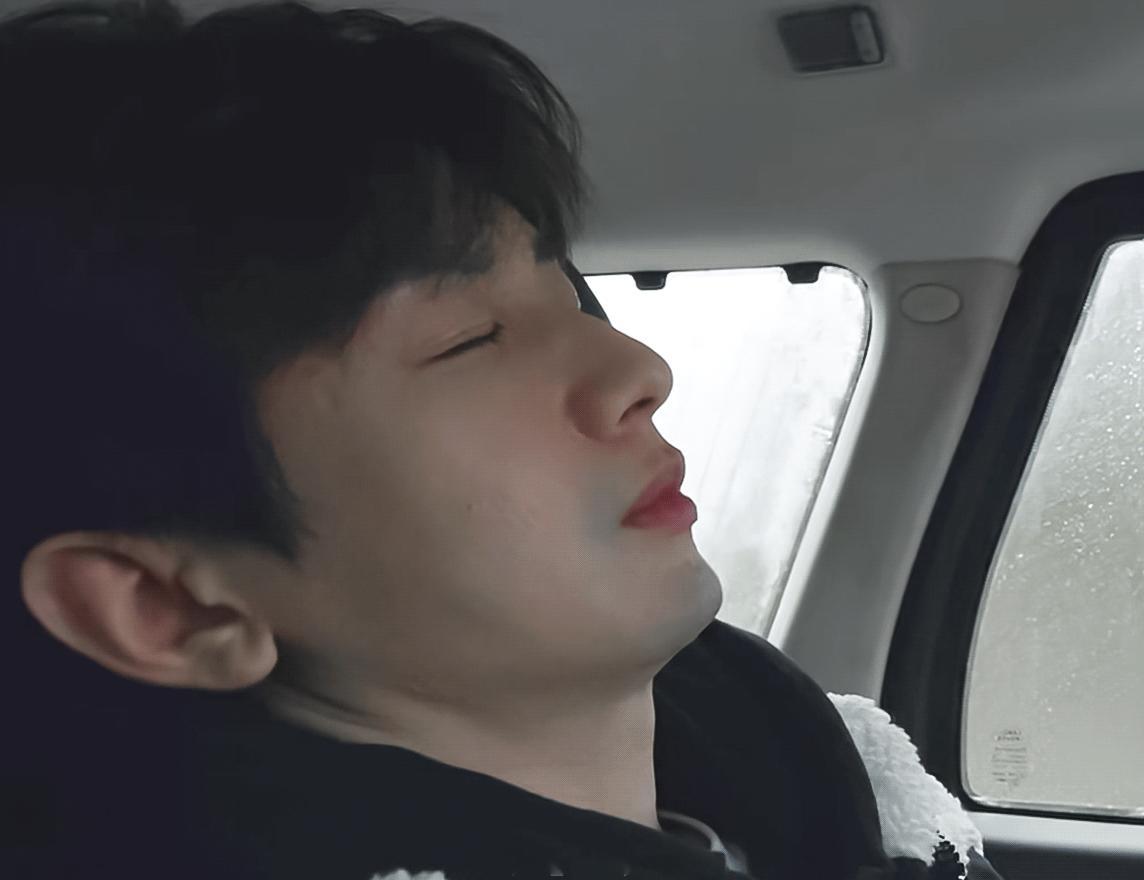 过年躺着吃胖了6斤，可下班好饿感觉自己能吃一头牛！今晚是吃蔬菜洗澡水呢？还是继续